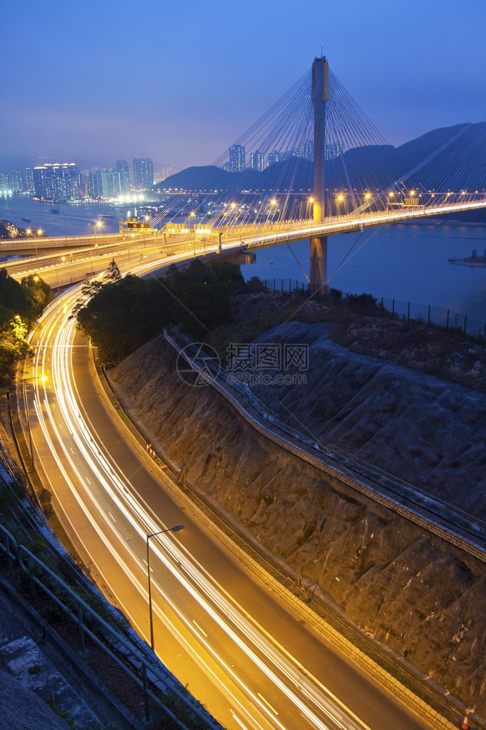 香港汀九桥与公路夜景图片