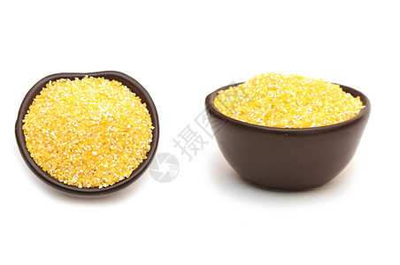 白色背景中隔离的碗中的玉米糁图片