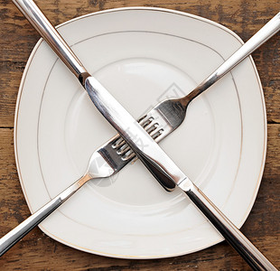 木桌上的空菜刀和叉子图片