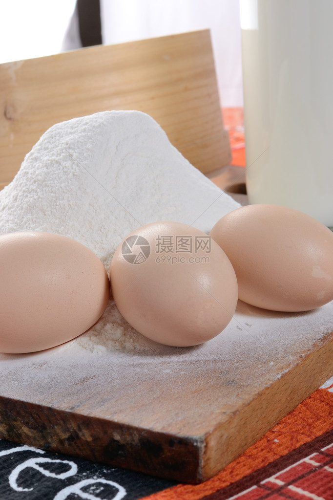 3个鸡蛋加面粉的切餐板图片