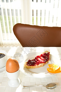早餐吃鸡蛋果酱面包阳光明媚的早晨背景图片