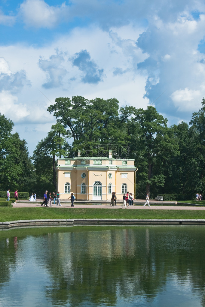 俄罗斯沙尔斯科耶塞洛凯瑟琳公园池塘图片