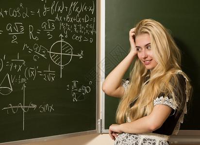 数学课程中女生的数学课图片