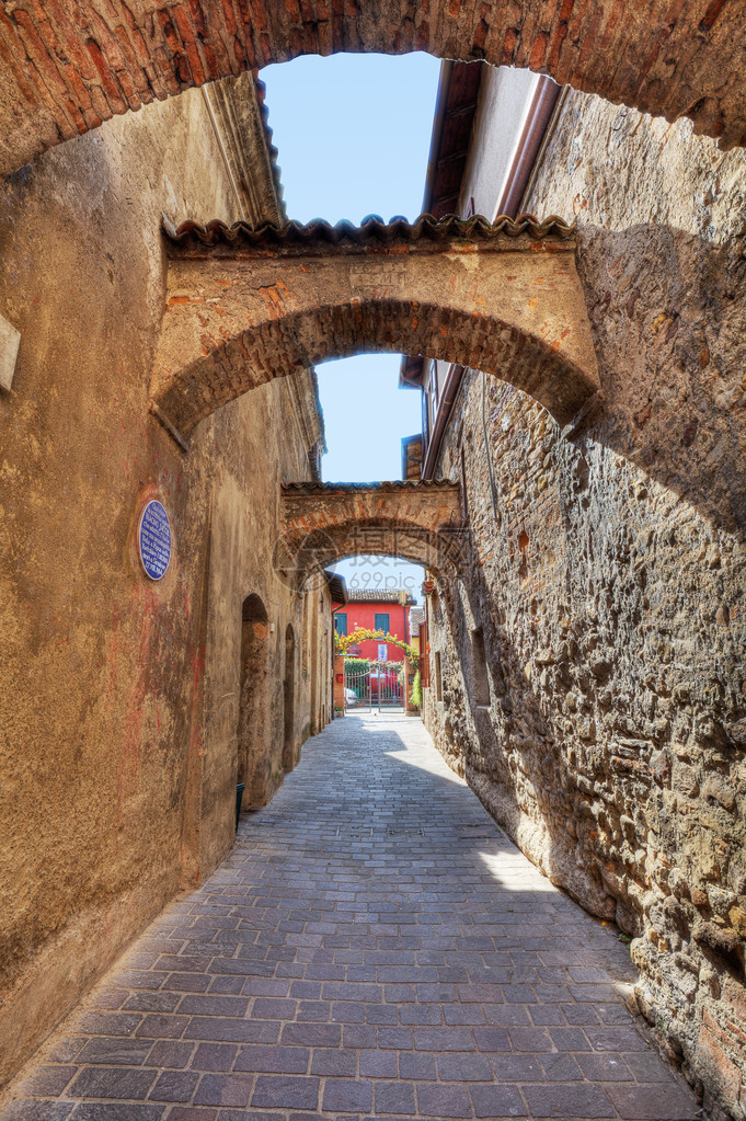 在意大利北部Sirmione的古砖墙中垂直方向的图片