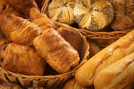 新鲜法式面包和糕点的特写图片