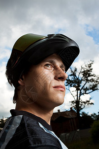 越野摩托车骑手的肖像图片