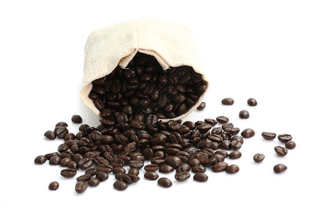 白色背景帆布袋中的咖啡豆图片