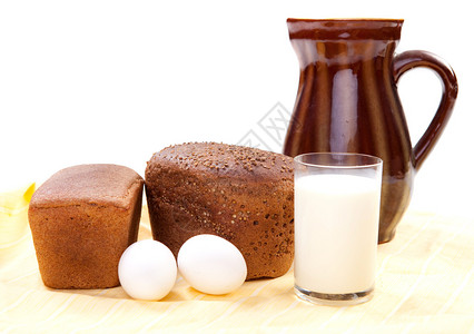 新鲜黑面包加一杯牛奶和鸡蛋图片