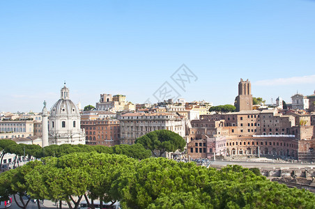 罗马城的景色与图拉真雕像图片