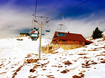 在冬季欧洲某处的滑雪缆车图片