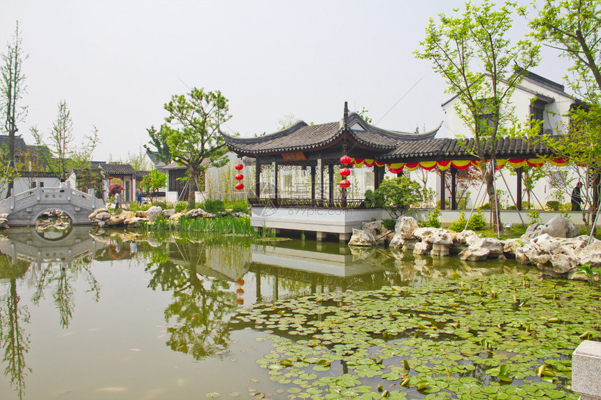 亚洲花园中的湖图片