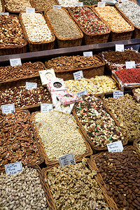 著名的LaBoqueria市场与坚果巧克力美味佳肴果冻和干果在2012年4日在西班牙巴塞罗那欧洲仍然存在的最古老的市场之一成立于背景图片