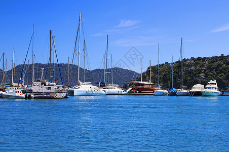 土耳其码头的游艇和小船图片