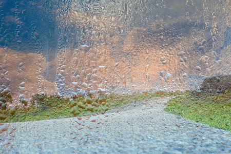 雨天山路从车窗望去图片