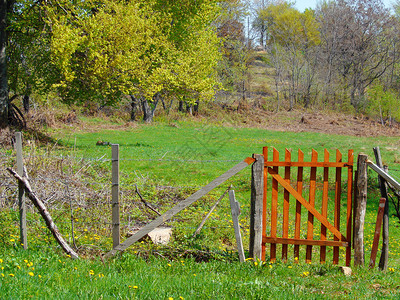 带栅栏的乡村景观图片