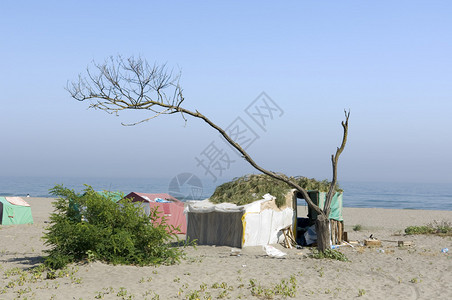 海滩上可怜的营地背景图片