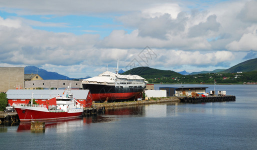 挪威码头有各种船只图片