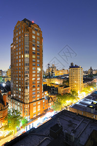 曼哈顿上西区夜间住宅建筑的天际线图片
