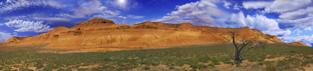 美丽如画的全景黄红色斜坡山哈萨克斯坦乌斯秋背景图片