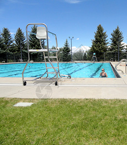 成年女在游泳池里放松在游泳图片