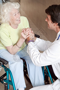 医生和病人在医院的轮椅上图片