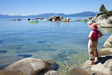 在加州Tahoe湖划图片