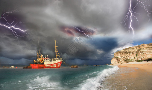 雷暴中的船图片