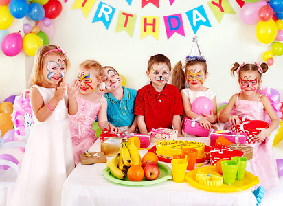 儿童快乐的生日派对图片