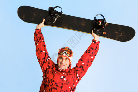 快乐男人的肖像滑板看摄影图片
