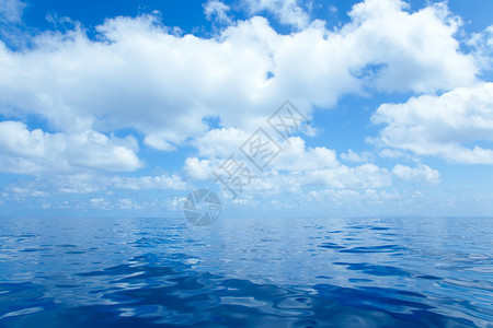 近海洋中蓝色平静的海水有图片