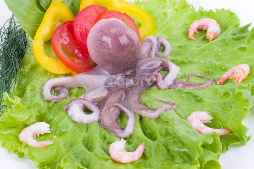 小章鱼配蔬菜和虾图片