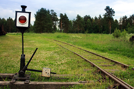 与老生锈的铁路和红绿灯的风景图片