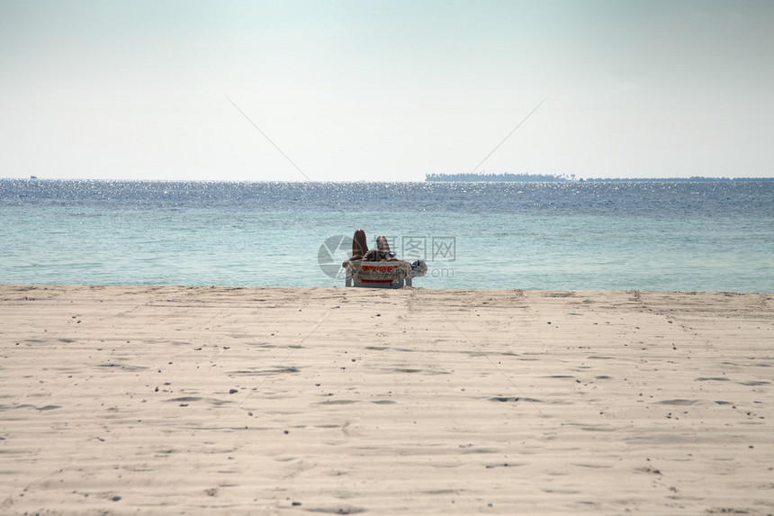 在马尔代夫的海滩上晒日光浴图片