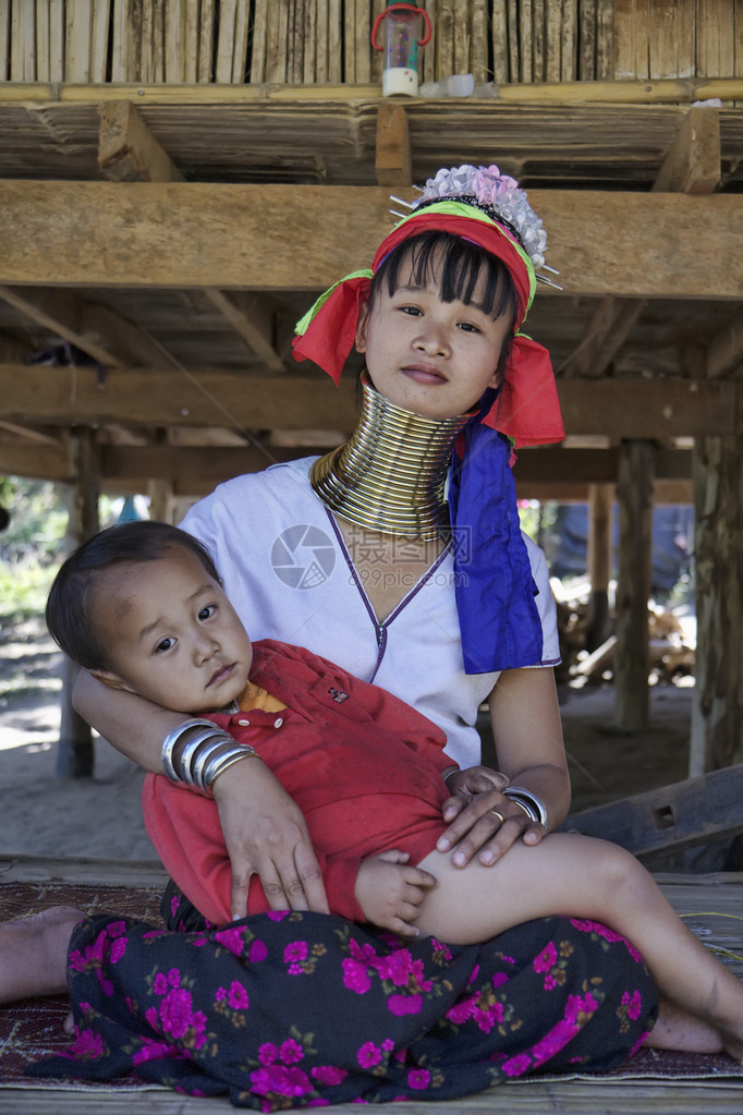 Long孩子和他的母亲穿着传统服饰妇女在五六岁时将黄铜戒指戴在脖子上图片