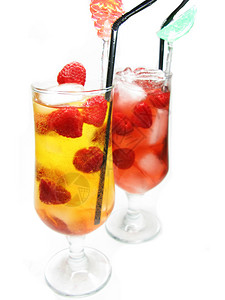 两杯果汁饮料加冰和覆盆子图片