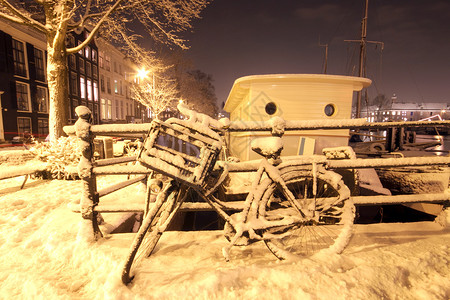 在荷兰的夜晚雪图片