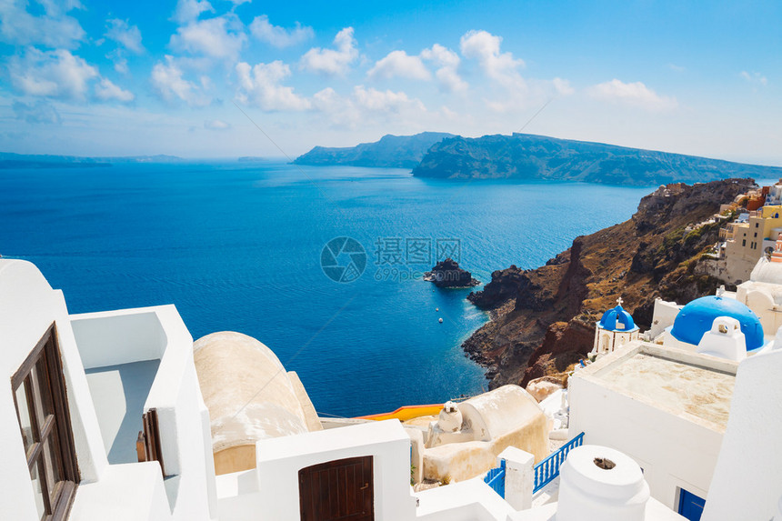 希腊圣托里尼岛蓝色海洋的美景和传统图片