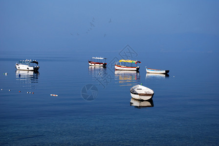 清晨在马其顿奥赫里德湖水仍存时捕鱼和乘图片