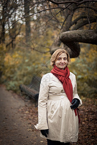 秋天公园里微笑的女人图片