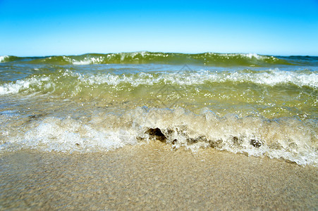 沙滩上的大浪图片