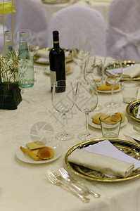 婚礼晚宴上装饰精美的餐桌图片