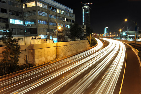 在以色列特拉维夫的阿亚隆公路上夜图片