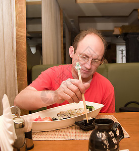 餐厅里吃寿司的男人图片