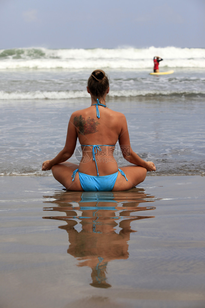 在海滩的冥想女孩瑜伽图片