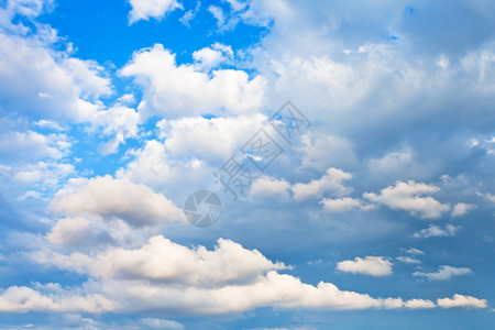 在蓝色夏天空的晚上积云图片