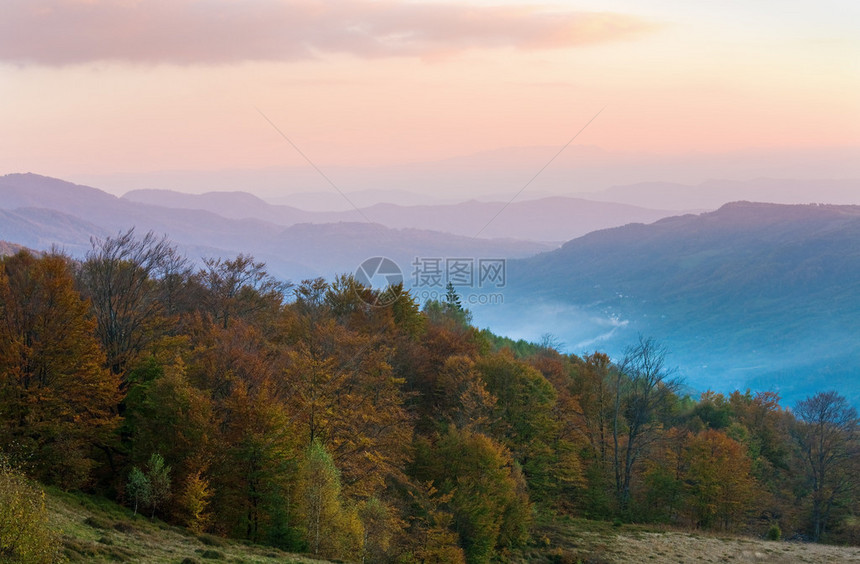 秋夜风景在山上闪耀阳光和天图片