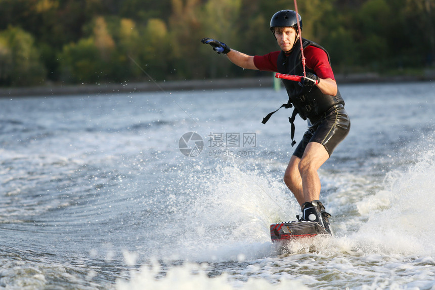 Wakeboarder冲浪过河图片