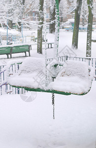 冬季公园场景与雪双椅图片