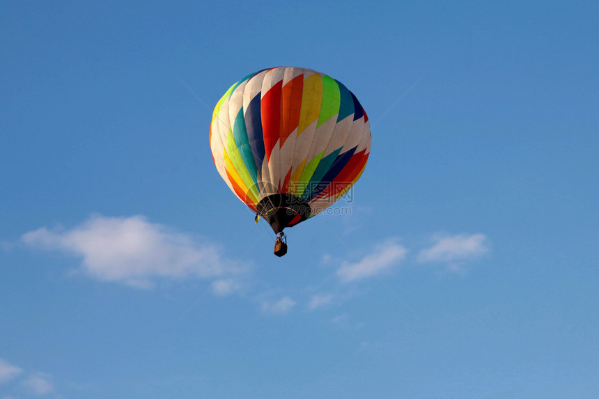 飞行中的彩色热气球图片