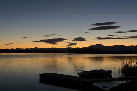 湖上夏日夕阳中黄昏的壮丽色彩图片